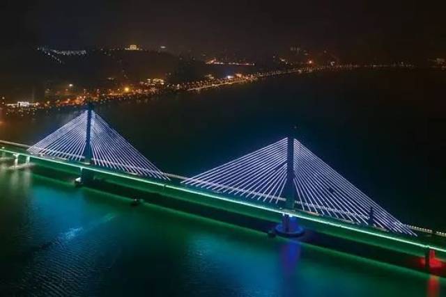 这几天 路过江滨西大道的市民 想必会眼前一亮 富阳大桥和鹿山都"亮"
