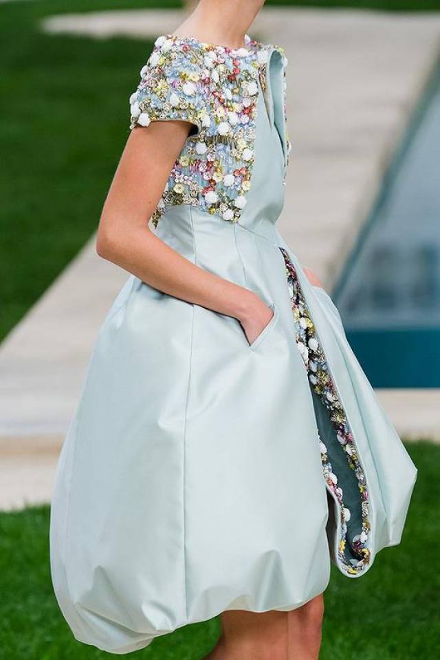 虽然缺席了高定秀,但老佛爷的设计依然是秀场主角.