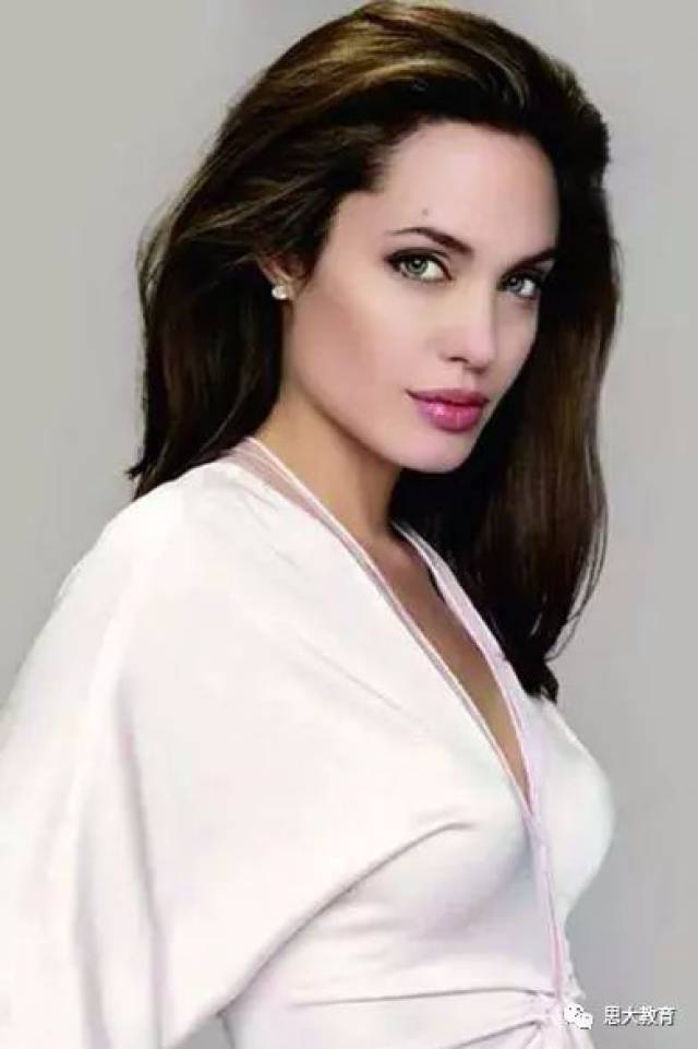 电台主持人约翰韦伯询问朱莉是否打算参加美国总统竞选.