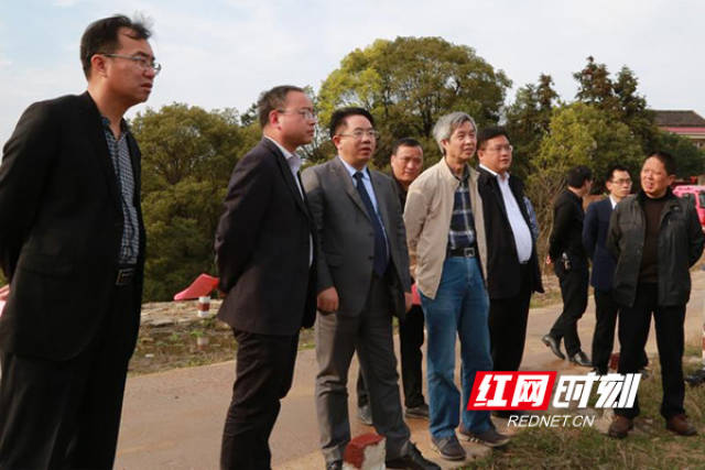 雁峰区委副书记,区长何子君查看车江铜矿尾砂库污染治理项目.