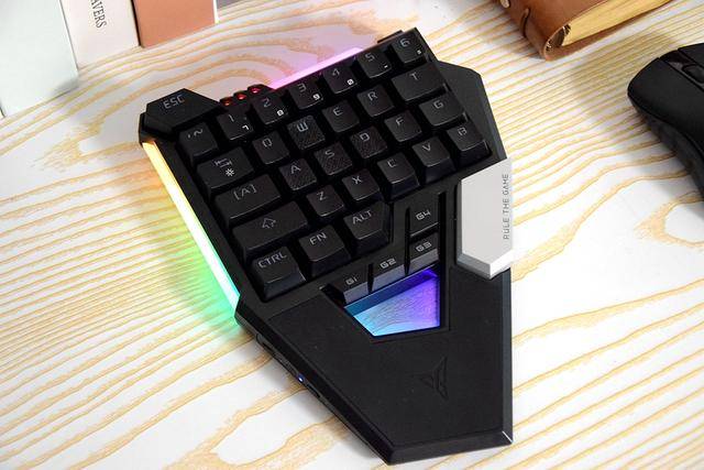 飞智木蝎单手机械键盘试玩,支持原生游戏键鼠开挂