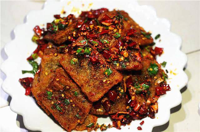 【香辣蕨粑】 食材 主料 蕨粑300克 辅料 油适量 盐适量 姜蒜末适量