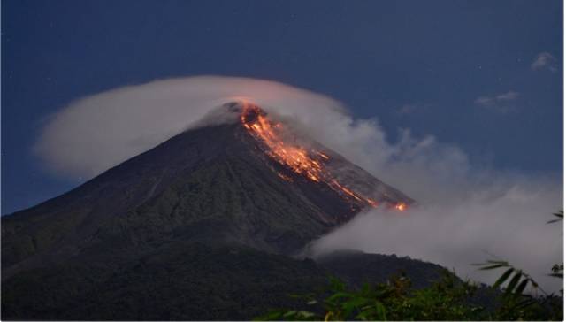 印度尼西亞卡蘭吉田火山2015年噴發,里亞茲捕捉到岩漿和地形雲共存的