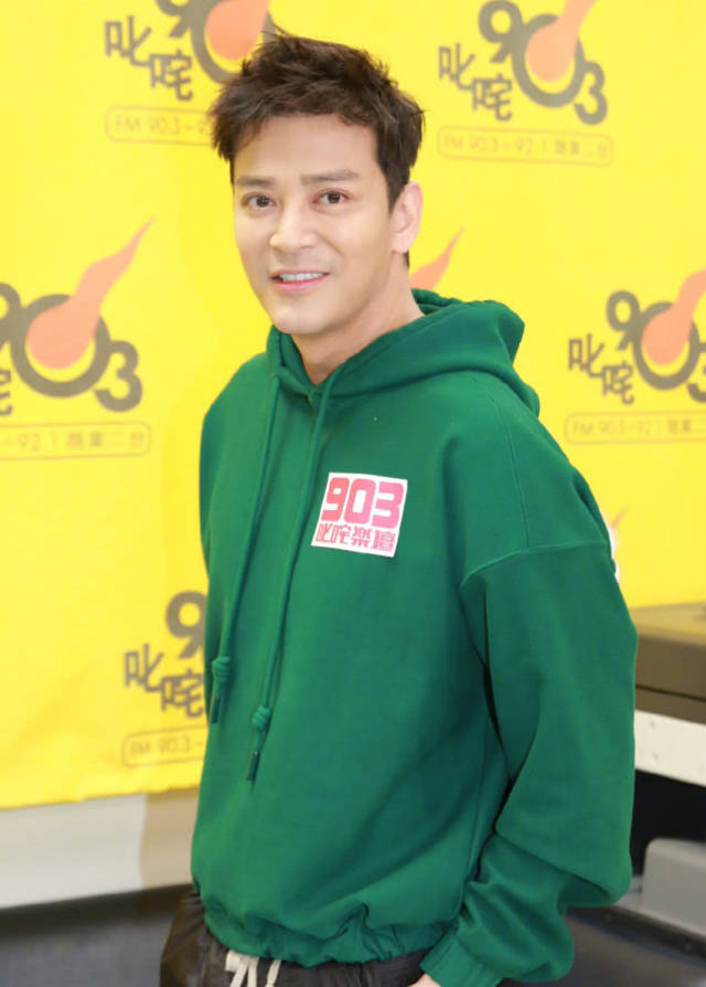 陈晓东可真的会玩,鞋带不系在鞋洞上,这把鞋身绑起来要干嘛