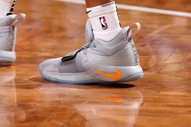 魔术和篮网的比赛中 篮网后卫拉塞尔上脚: nike pg 2.5"playstation"