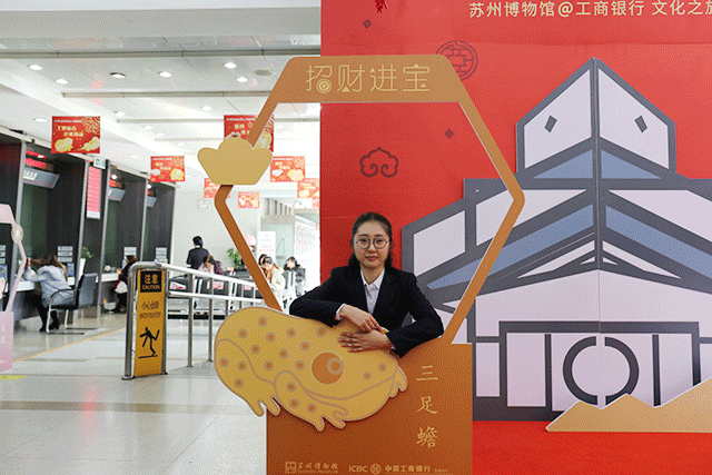 竖立在大厅中的 瑞兽立牌