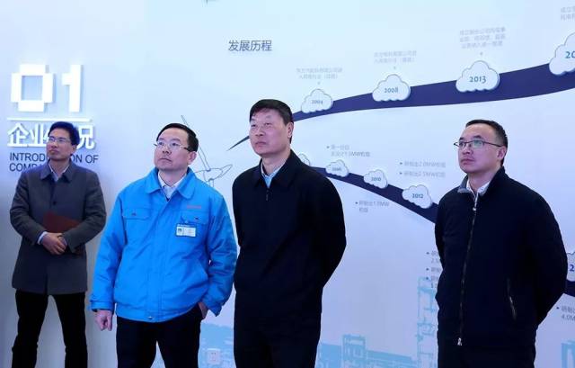 陈新有在刘辉的陪同下,参观了东方风电展厅,观看了