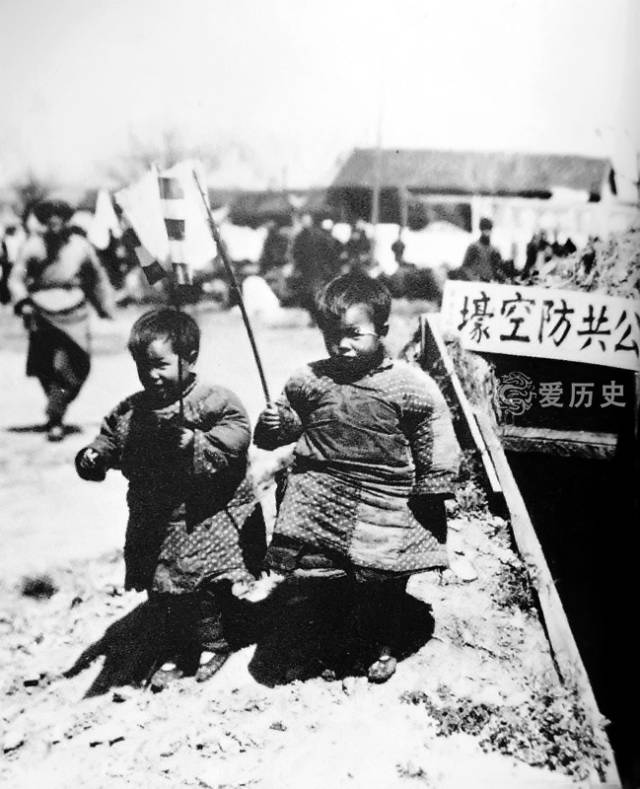 日军用刺刀挑小孩图片图片