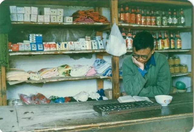 唐正/摄 香烟,白酒,罐头,火炮,毛巾,这是80年代乡村杂货店的"标配"了.