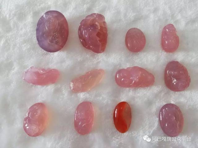 在阿巴嘎旗这片物华天宝,人杰地灵的草原上,孕育着一种质地细腻温润