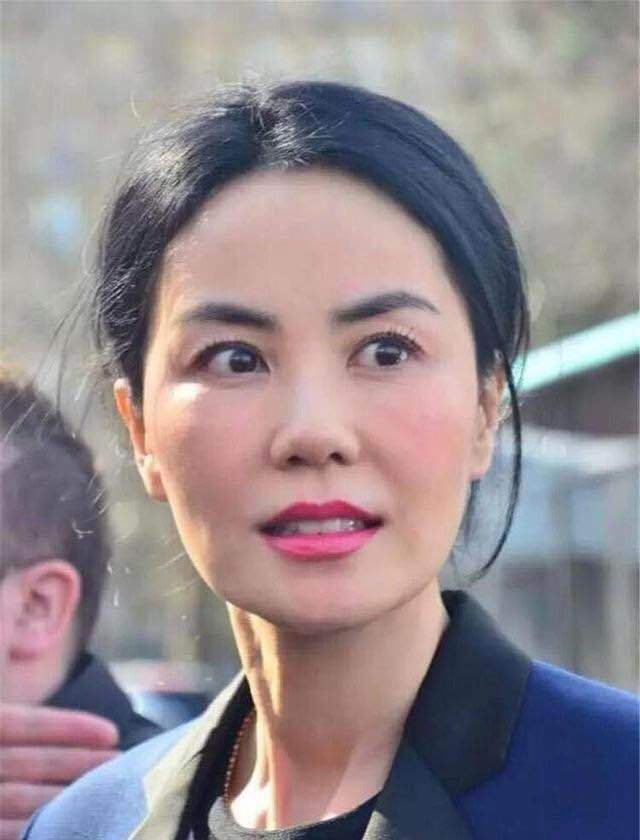 王菲街頭被路人狂拍沒有了精修圖暴露真實顏值網友隔壁大嬸