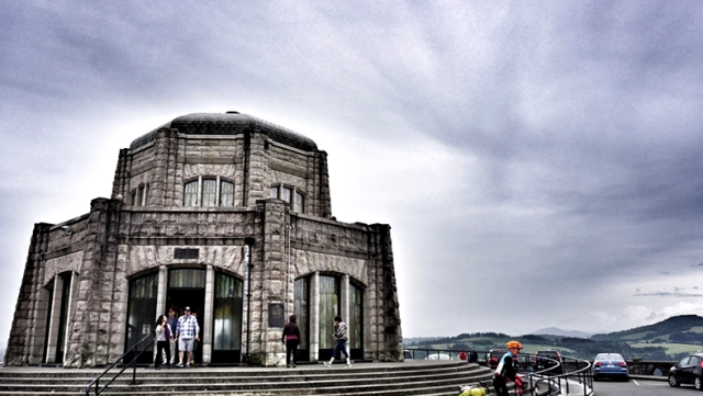 2万元人民币相当于956万比索,在哥伦比亚能干