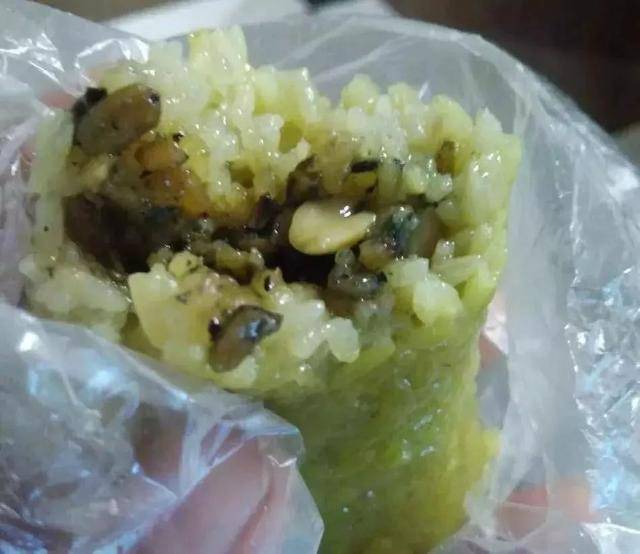 在岑溪,有一种在大肉粽,叫筋竹米粽