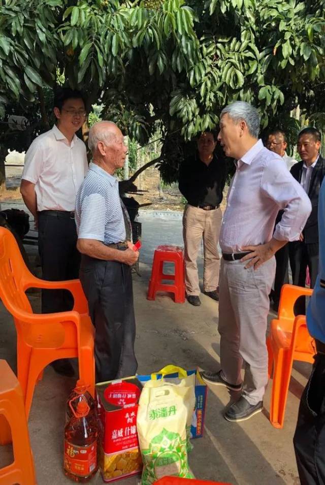 陈小亚探望慰问海棠区困难党员老党员