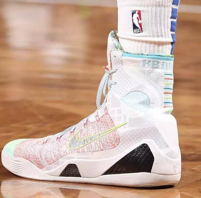 魔术队的西蒙斯上脚 nike kobe elite"what the"