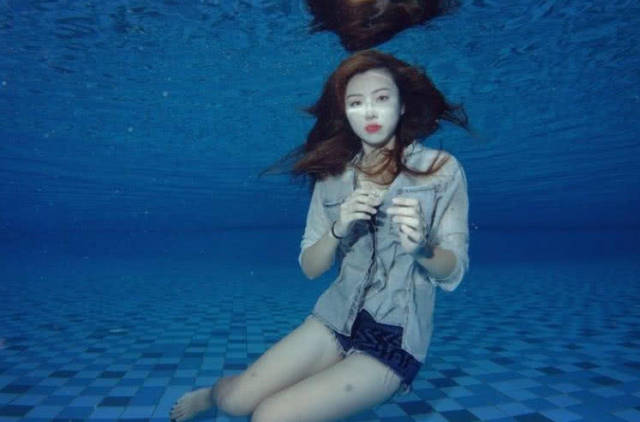 这个在水里面睁开眼睛是要靠锻炼的,我们要知道的是,不带眼睛在水下