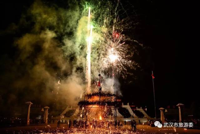 "老杆"顶部烟花被点燃,放出彩色的光芒.