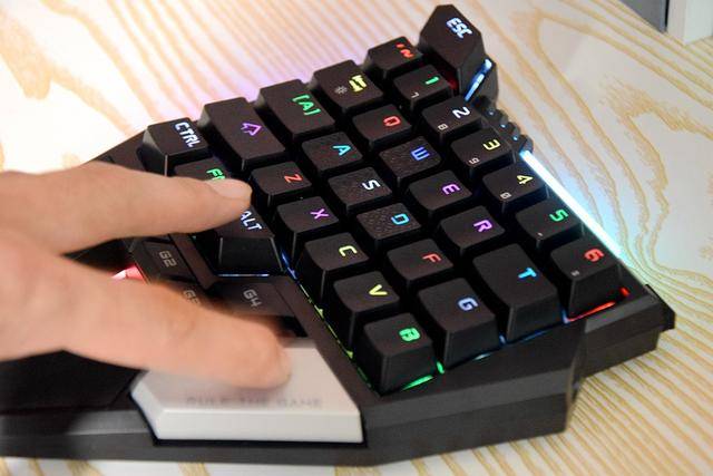 飞智木蝎单手机械键盘试玩,支持原生游戏键鼠开挂