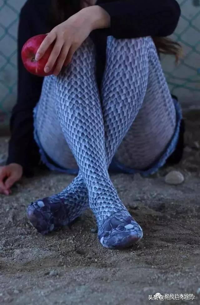 穿上后双腿立刻变成蛇,日本新推出的这个丝袜也太吓人了吧!