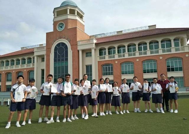新加坡高中校服图片