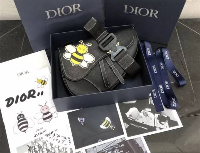 漂亮小姐姐都在穿,dior的品牌 logo变的圆润可爱了,kaws的小蜜蜂敲极