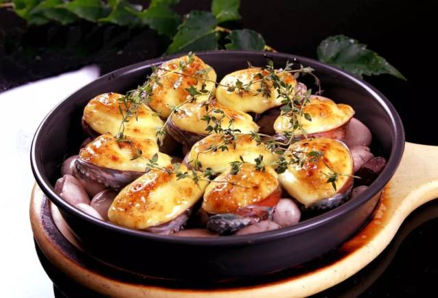 十分可爱,肉嫩鲜美的鲍鱼再配上浓郁的芝士,一口塞一个炒鸡满足!