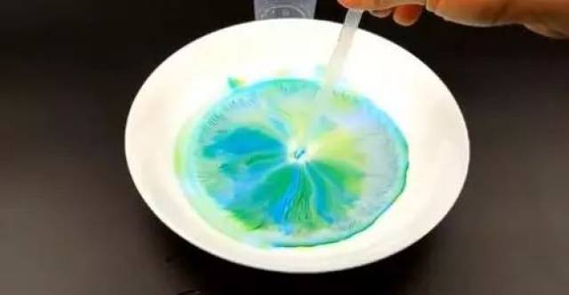 色素迅速在牛奶表面扩张,形成一幅抽象画,是不是很神奇呢?