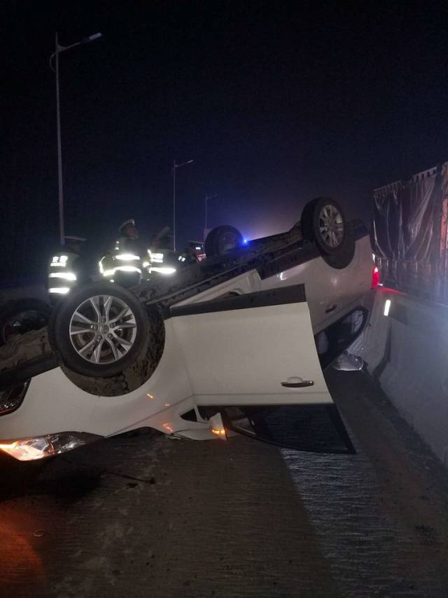 小车夜间轻微车祸图片图片