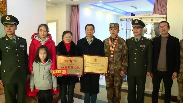 喜庆的锣鼓声让建安北路兴平街显得格外热闹,中国人民解放军77680部队