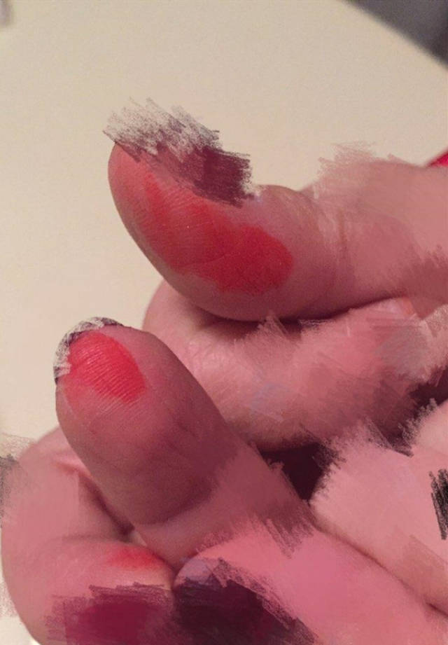 原创红色奶油沾手上洗不掉 商家回应:我没逼你选!