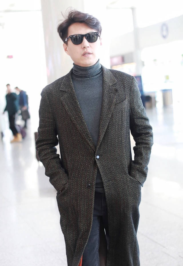 原创靳东终于营业了,高领衫搭配翻领大衣,十足的"老干部"既视感