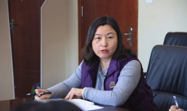 老师们研讨之后,该校李洁副校长对本学期语数英学科进行的作业检查