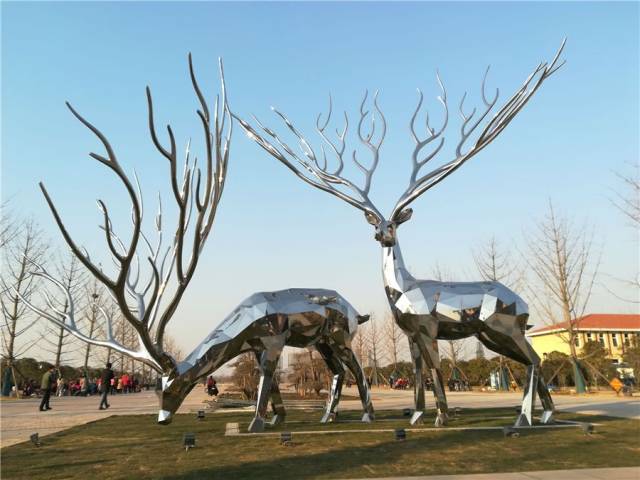 (鹿鸣湖体育公园西南角入口处新安置的梅花鹿雕塑) 据了解,新安置的5