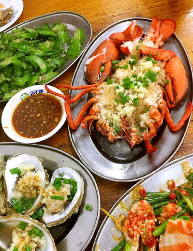 这个点肚子也饿了,从鹿回头下来去第一市场吃海鲜,一个人也不到知道吃