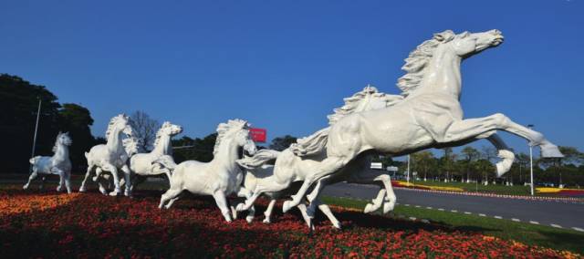 八匹马塑像