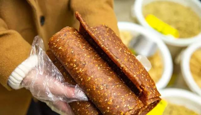 酸枣粑粑味道甜而微酸,薄薄一张软硬适中,颜色虽然不大好看,味道却