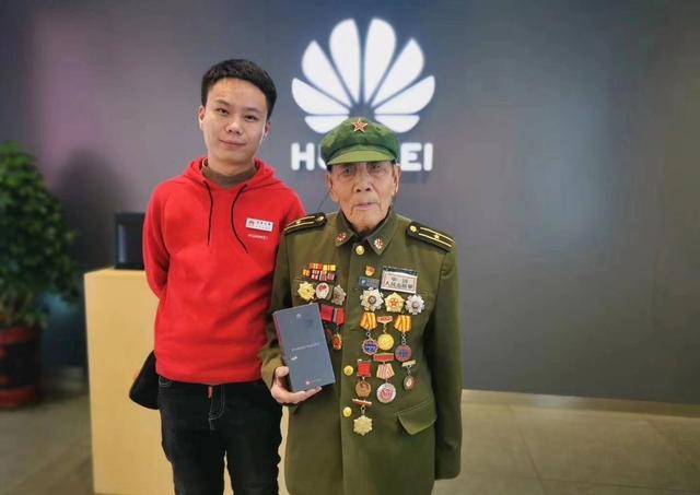 要的就是仪式感这位英雄炮兵团长穿军装戴勋章买了一台华为手机