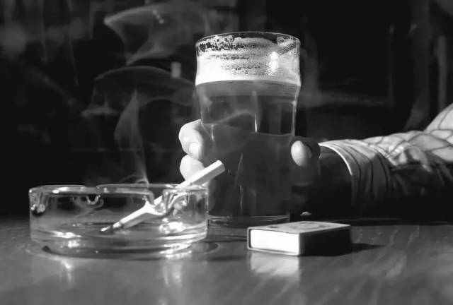 伤感烟酒照片 黑白图片