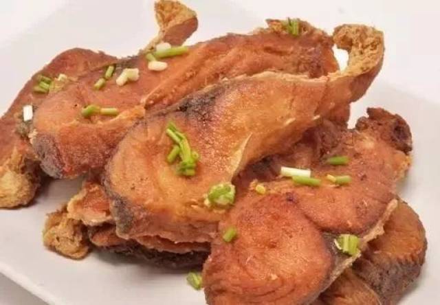 這糖醋燻魚外酥裡嫩,又酸酸甜甜,入口後回味無窮.