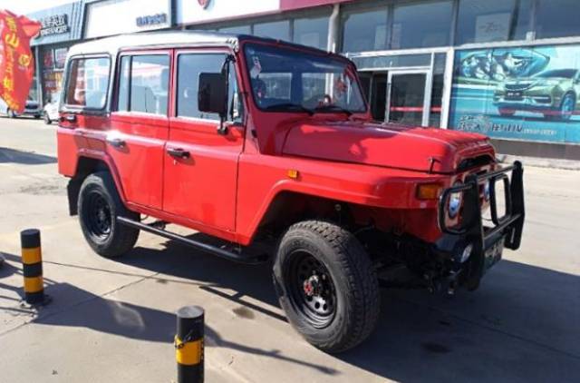 首台新底盘北汽bj212到店大红色车身很亮眼越野能力提升明显