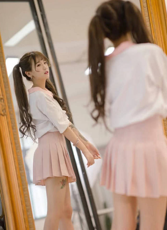 杨清柠终于换掉裙子,看到穿着裤子的她,竟还有点不习惯!