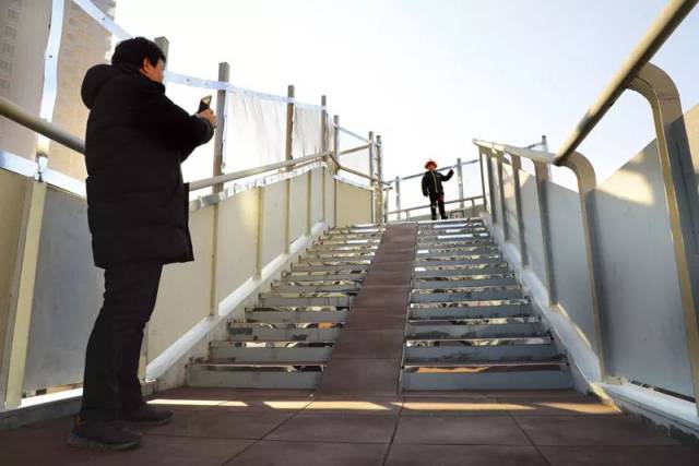 阳泉又一座人行天桥投入使用_手机搜狐网