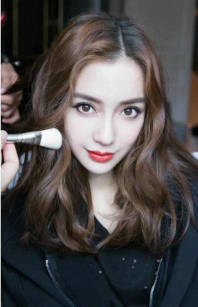 女星拍吻戏用什么道具?热巴用银行卡,万茜用水