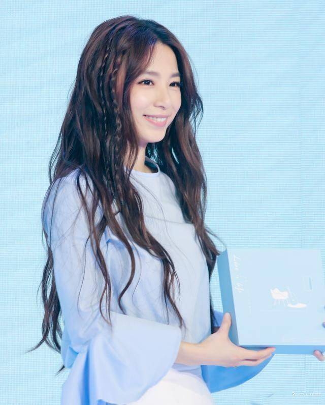 格子大衣现身机场,不穿高跟鞋也可以?