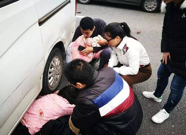 福清高速严重车祸婴儿被甩出车外幸好有人伸出援手