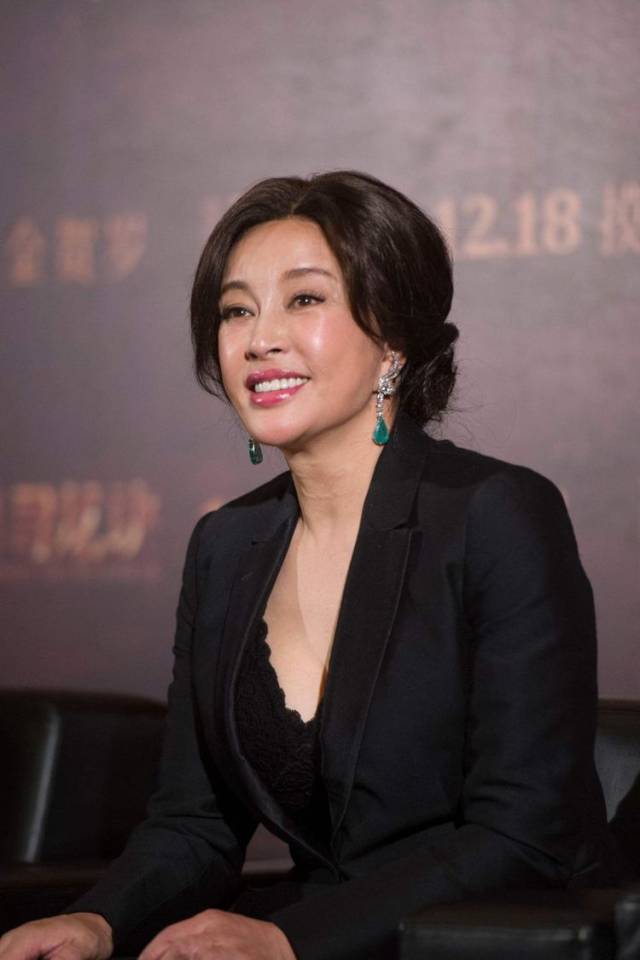 刘晓庆误撞玻璃门满脸瘀青,晒伤情照强调自己"没整容"