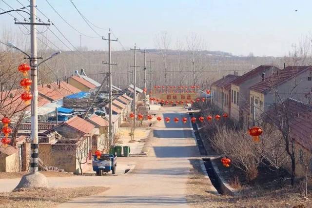 凌河镇雷家沟村红灯高挂迎春到筹来善款慰乡亲