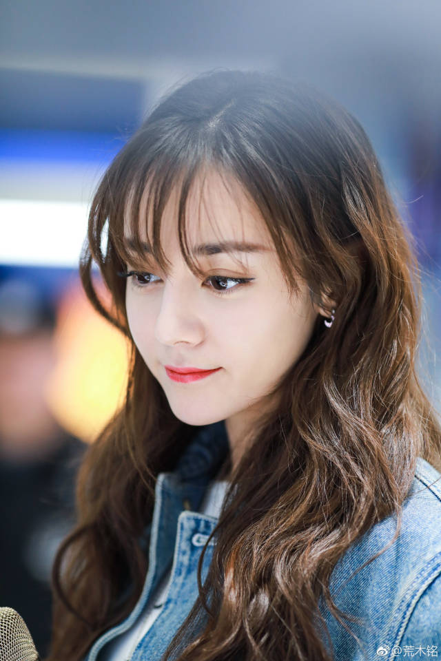 迪丽热巴剪空气刘海穿小白裙少女感好强连未修图都美到让人窒息
