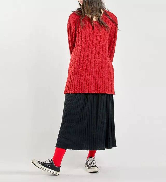 我专门找了4位同事,来做红袜子搭配示范.