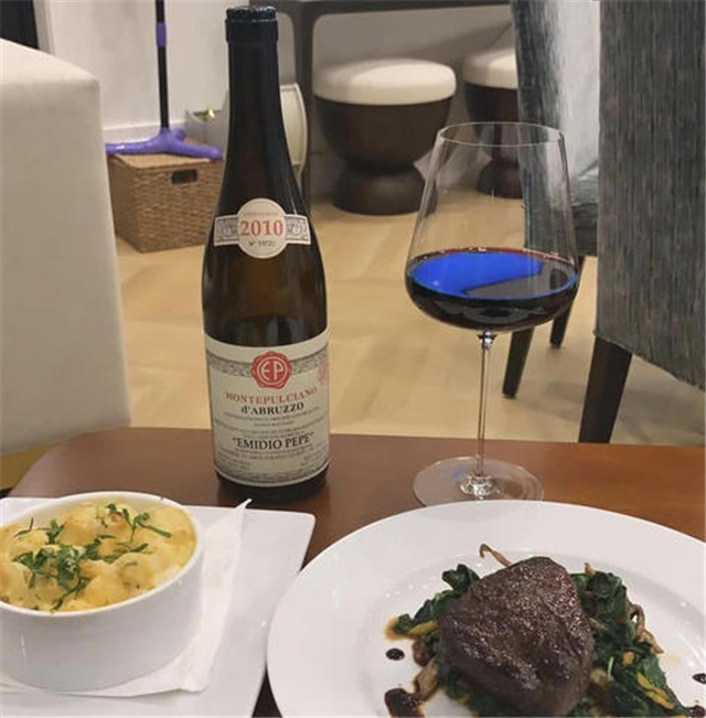 詹姆斯的晚餐,荤素搭配有肉有菜,但这瓶2010年红酒你懂吗?